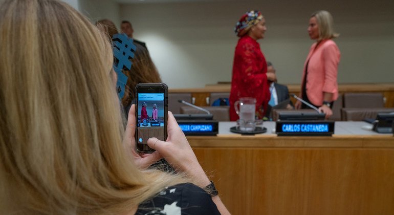 在拉丁美洲五国启动由联合国与欧盟合作支持的“聚光灯倡议”项目的活动上，一名参会代表拍下联合国常务副秘书长阿米纳·默罕默德与 欧盟外交与安全政策高级代表费代丽卡·莫盖里尼（Federica Mogherini）交谈的画面。