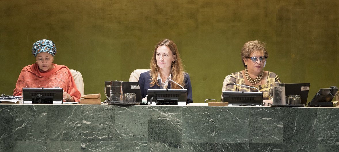 从左至右：常务副秘书长阿米纳·默罕默德，联大第73届会议副主席，法国常驻联合国副代表安妮·古根（Anne Gueguen），以及联合国主管大会和会议管理事务的副秘书长 凯瑟琳·波拉德（Catherine Pollard）出席联大第73届会议一般性辩论。