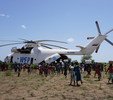 Un helicóptero del Programa Mundial de Alimentos (PMA) entregando suministros a la población de Udier, en Sudán del Sur. 