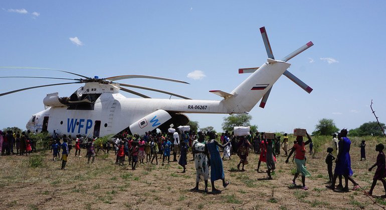 إحدى مروحيات برنامج الأغذية العالمي توصل إمدادات المساعدة التي تشتد إليها الحاجة للمحتاجين في جنوب السودان.