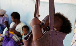 Un nourrisson qui a été traité pour malnutrition à l’unité de rééducation nutritionnelle (NRU) du centre de santé de Kankao, dans le district de Balaka, au Malawi, est à nouveau pesé.