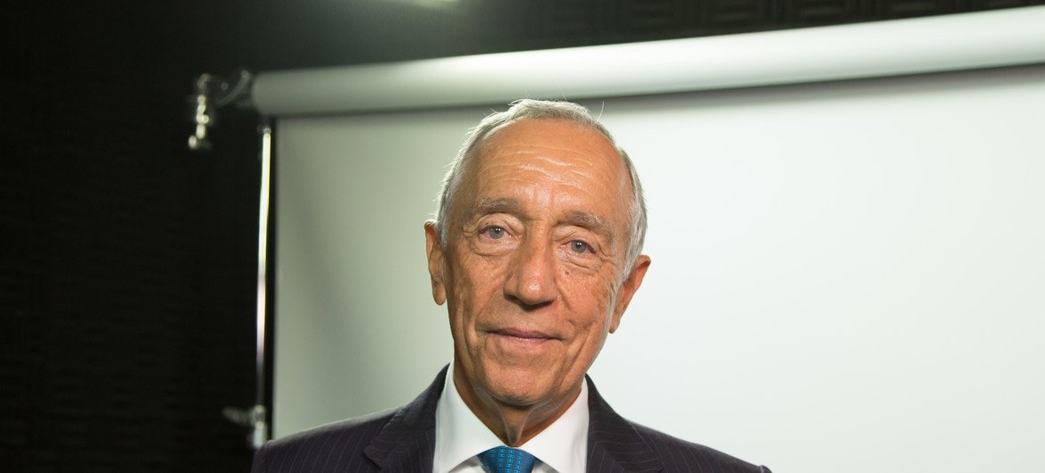 O presidente português, Marcelo Rebelo de Sousa, num retrato formal nos estúdios da ONU .