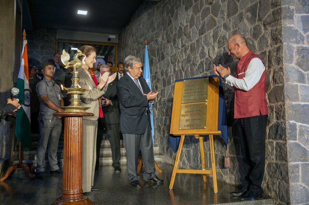 联合国秘书长古特雷斯（中）为位于新德里的联合国驻印度办事处新翻修馆舍剪裁。