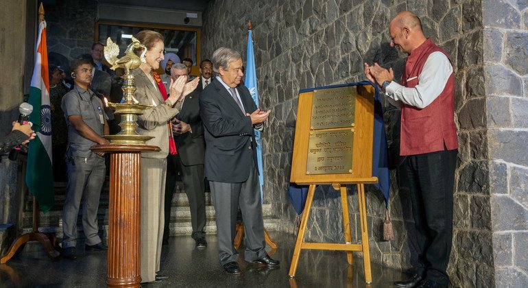 联合国秘书长古特雷斯（中）为位于新德里的联合国驻印度办事处新翻修馆舍剪裁。