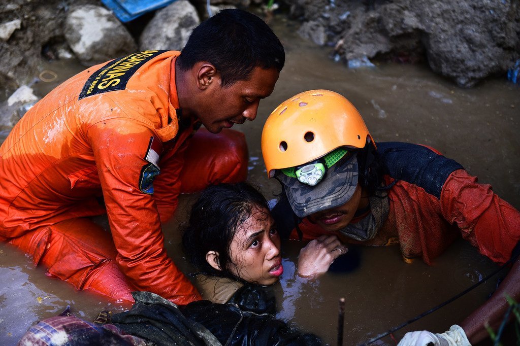 Une fillette de 15 ans est sauvée des décombres de sa maison dans le centre de Sulawesi le 30 septembre 2018.