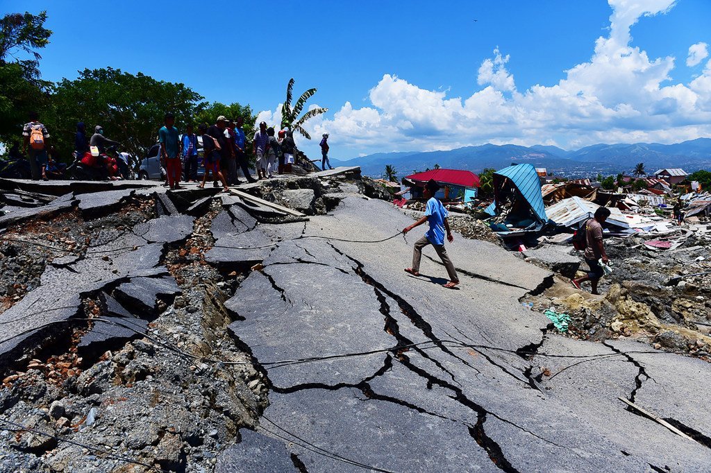 2018年9月28日，印尼苏拉威西岛发生了地震和海啸。灾后，苏拉威西岛中部一条受损的道路的景象。