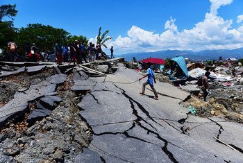2018年9月28日，印尼苏拉威西岛发生了地震和海啸。灾后，苏拉威西岛中部一条受损的道路的景象。