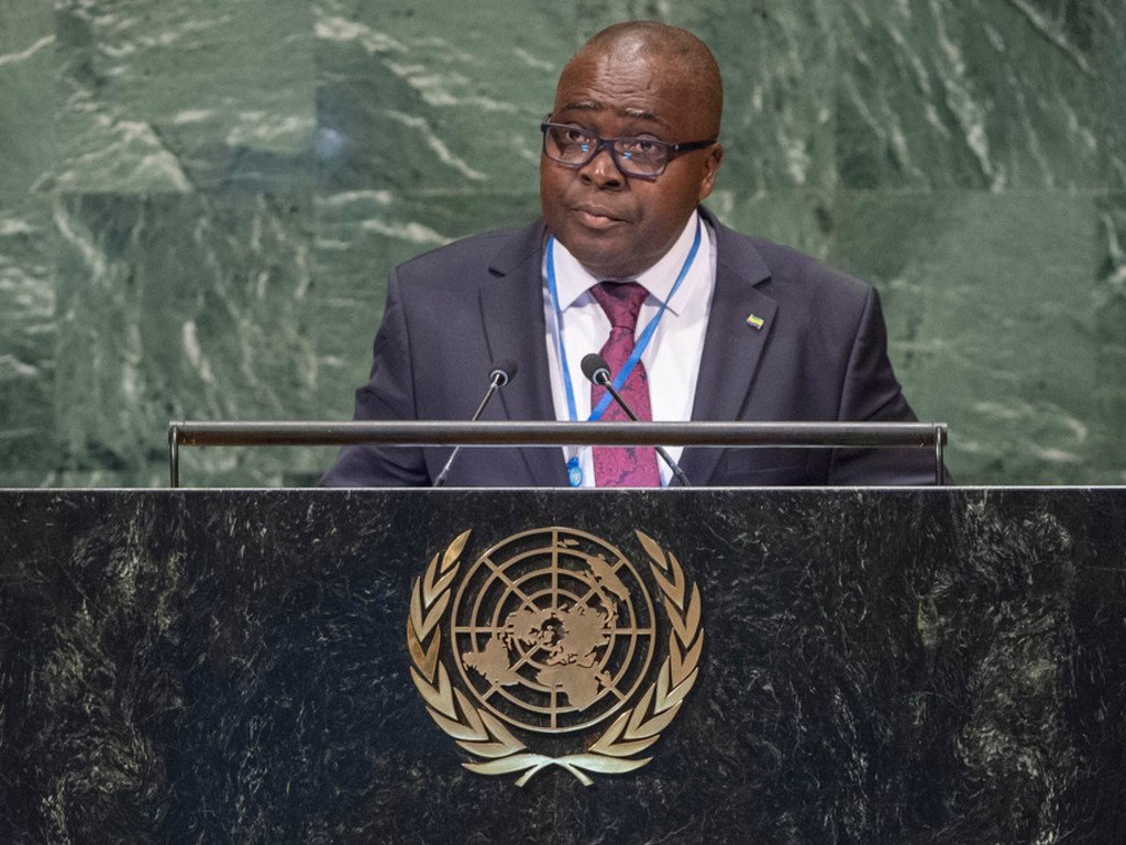 Le Représentant permanent du Gabon auprès des Nations Unies, Michel Biang, devant l'Assemblée générale des Nations Unies.
