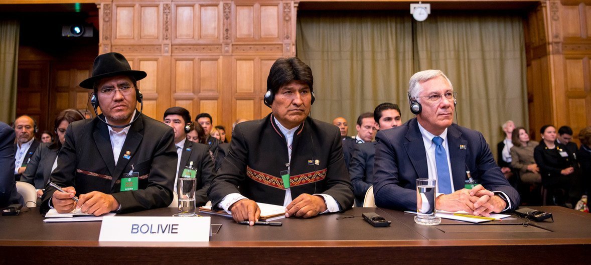 Delegação da Bolívia, com Evo Morales, durante o anúncio da decisão. 