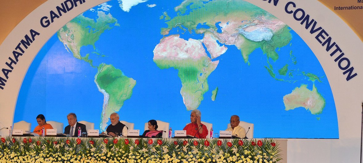 الأمين العام للأمم المتحدة أنطونيو غوتيريش (وسط) في اتفاقية المهاتما غاندي الدولية للصرف الصحي في 2 أكتوبر 2018. نيودلهي، الهند.