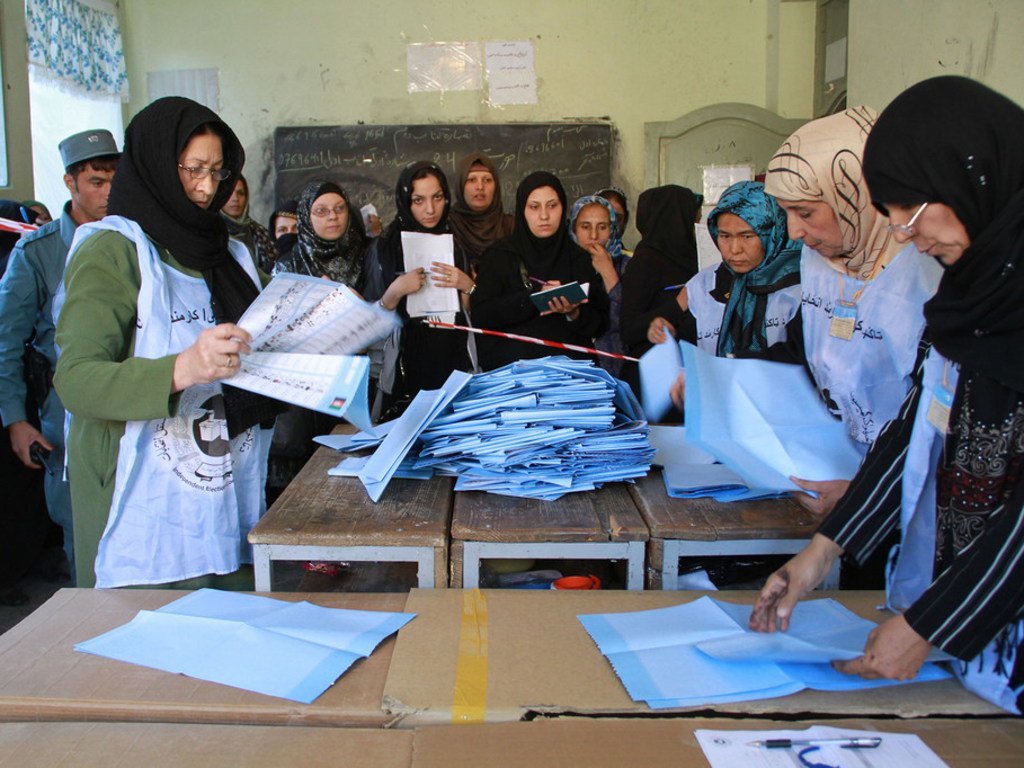 2010年9月18日，阿富汗独立选举委员会的工作人员在赫拉特打开投票箱。