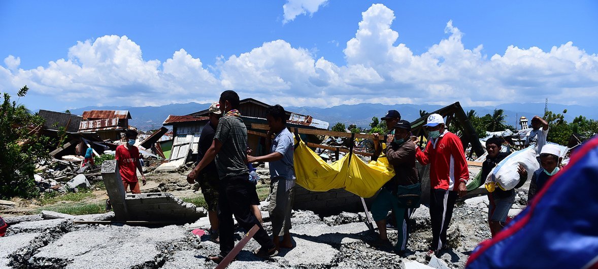 Indonésie, 30 septembre 2018 : des habitants évacuent des victimes du parc national de Balaroa, à l'ouest de Palu, dans le centre de Sulawesi, à la suite du tremblement de terre et du tsunami qui ont frappé Sulawesi le 28 septembre.