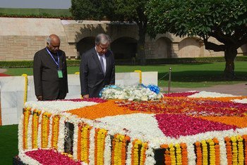 The UN Secretary-General António Guterres (r) pays tribute to Mahatma Gandhi at the Raj Ghat memorial in New Delhi on 2 October 2018 to mark the beginning of the celebrations of his 150th birthday.