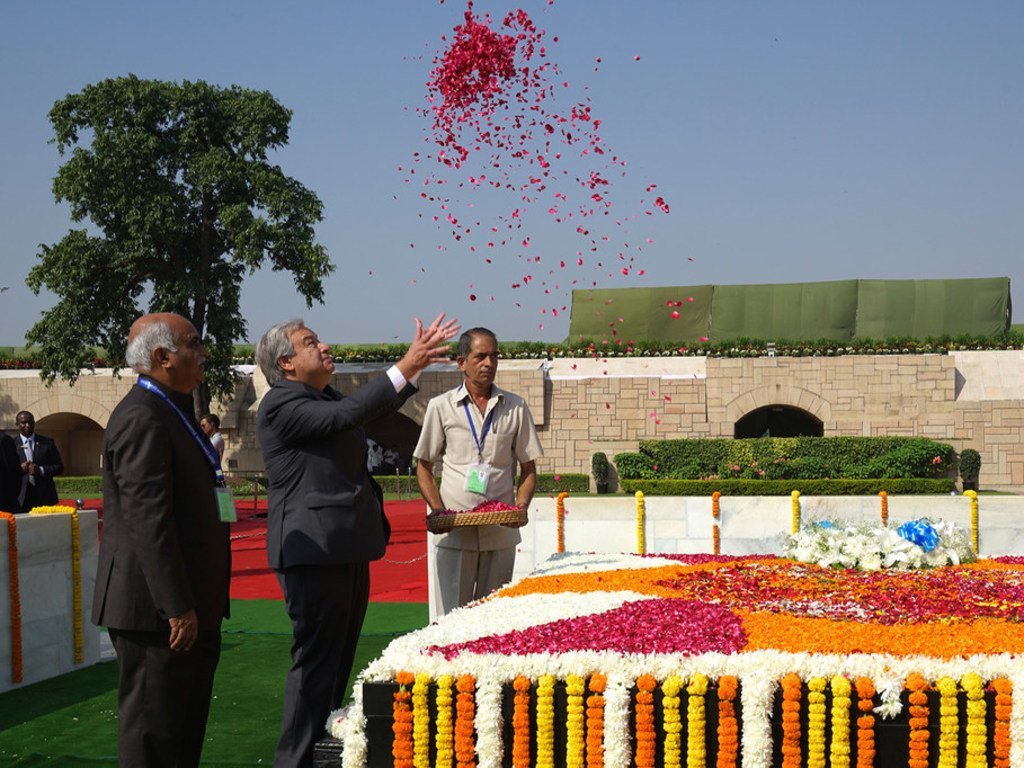  Le Secrétaire général de l'ONU, António Guterres, rend hommage au Mahatma Gandhi au mémorial Raj Ghat à New Delhi le 2 octobre 2018 pour marquer le début des célébrations du 150e anniversaire de sa naissance
