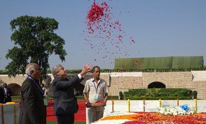The UN Secretary-General António Guterres (c) pays tribute to Mahatma Gandhi at the Raj Ghat memorial in New Delhi on 2 October 2018 to mark the beginning of the celebrations of his 150th birthday.