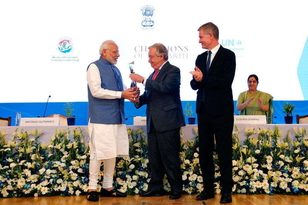 联合国秘书长古特雷斯今天在新德里授予印度总理莫迪“2018联合国地球卫士奖”（Champions of the Earth Award for Policy Leadership for 2018）以表彰他在政策领导力方面的贡献。