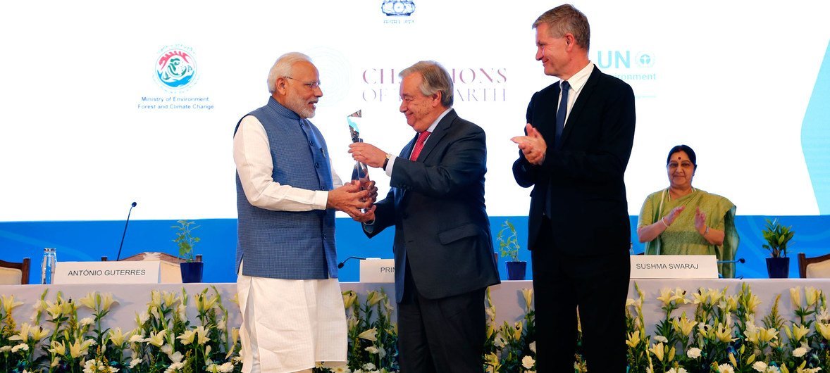 महासचिव एंतॉनियो गुटेरेश (मध्य) भारत के प्रधानमंत्री नरेंद्र मोदी (बाएं) को चैंपियन ऑफ द अर्थ अवॉर्ड से सम्मानित करते हुए.