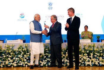 महासचिव एंतॉनियो गुटेरेश (मध्य) भारत के प्रधानमंत्री नरेंद्र मोदी (बाएं) को चैंपियन ऑफ द अर्थ अवॉर्ड से सम्मानित करते हुए.