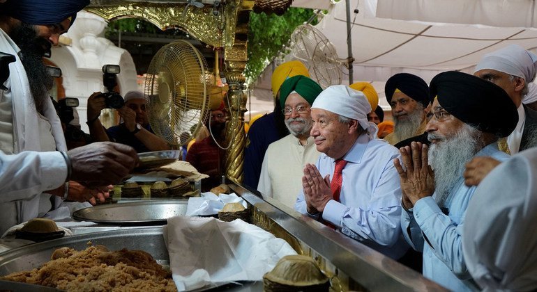 联合国秘书长古特雷斯访问位于印度西北部旁遮普邦阿姆利则的金庙，向免费制作和分发食物的志愿者表示感谢。