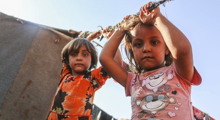 Hay niños entre las más de 400 familias que han huido a un campamiento improvisado al norte de Idlib, Siria. 