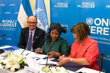 La directora ejecutiva de ONU Mujeres, Phumzile Mlambo-Ngcuka, junto al Coordinador Residente de la ONU en Argentina y la Directora Ejecutiva del Instituto Nacional de la Mujer. 