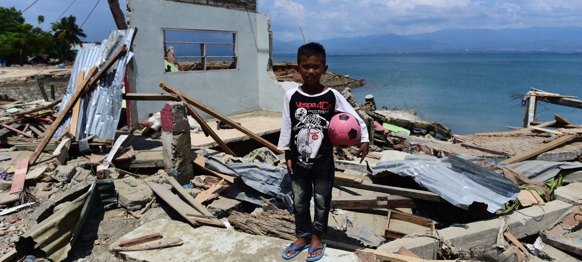 Rido Saputra, 10 ans, devant son domicile détruit par le tsunami dans le Sulawesi central, en Indonésie