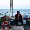 إندونيسيا في 29 سبتمبر/ أيلول، يجلس أحد السكان على الشاطئ بين الأضرار الناجمة  عن التسونامي الذي ضرب المنطقة إثر زلزال على منطقة وسط سولاويزي بإندونيسيا. 