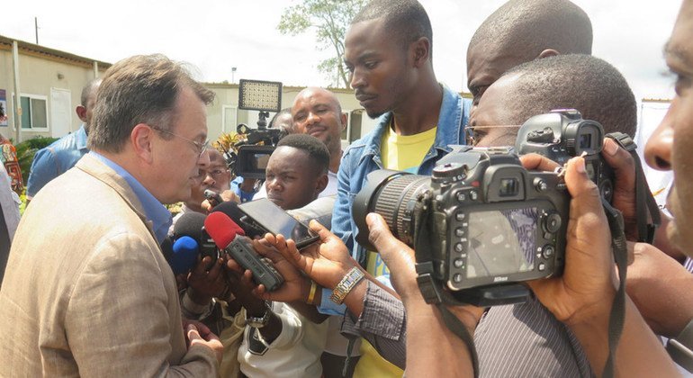 UN Deputy Special Representative David Gressly (2nd from l) responding to journalists of the local media in Beni. Mr. Gressly was in the area as part of a delegation that included Congolese Minister of Health Oly Ilunga Kalenga, North-Kivu Governor Julien Paluku, and health care workers, arranging response efforts to the Ebola virus outbreak. 2 August 2018.