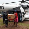 La mission de maintien de la paix des Nations Unies en RDC a fourni une assistance au processus électoral. En mars 2017, un groupe électrogène est déchargé d'un hélicoptère de l'ONU à Popokabaka, dans le sud-ouest du Congo.