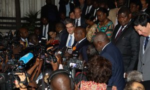 Les membres du Conseil de sécurité des Nations Unies parlent aux médias après leur arrivée en République démocratique du Congo le 5 octobre 2018.