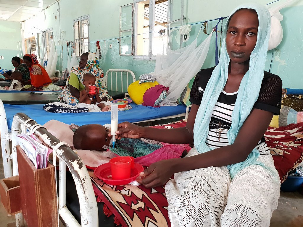 Des femmes hospitalisées à N'Djamena, au Tchad, s'occupent de leurs enfants souffrant de malnutrition. (7 octobre 2018)