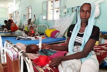 2018年10月7日，在乍得恩贾梅纳的一家医院，一名妇女正在照顾营养不良的儿童。 