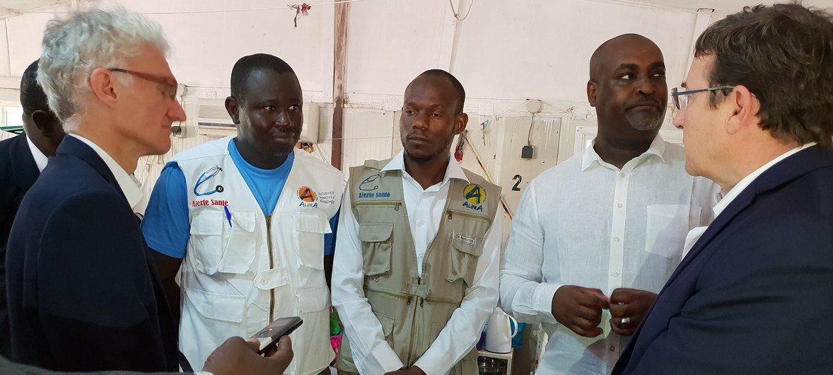 Le Coordonnateur des secours d'urgence de l'ONU, Mark Lowcock (1er à gauche), et l'Administrateur du PNUD, Achim Steiner (1er à droite) parlent avec des spécialistes en nutrition à l'hôpital de l'amitié Tchad-Chine à N'Djamena