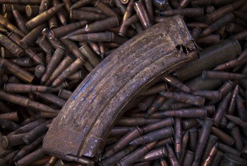 ذخيرة للأسلحة الصغيرة وغيرها من الذخائر غير المنفجرةمخذنة في مكان آمن في مالي قبل التخلص الآمن منها.