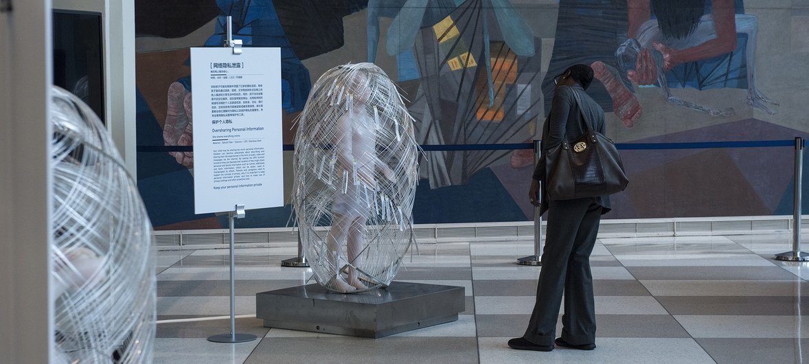 "网络茧童"是与联合国儿童基金会联合举办的展览。展出的雕塑由Kevin Wang和艺术家谢龙创作，代表了当孩子们生活在父母和照顾者都不完全理解的网络世界时，可能会出现的潜在隔离。