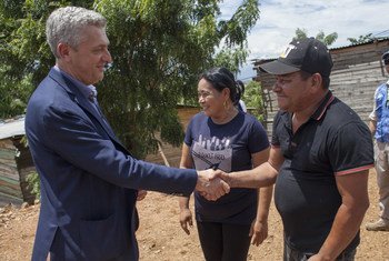 The High Commissioner Filippo Grandi visiting Venezuelan families at the Community of Manuel Beltran, Las Delicias, Cúcuta who have been received and hosted by Colombian IDP families.