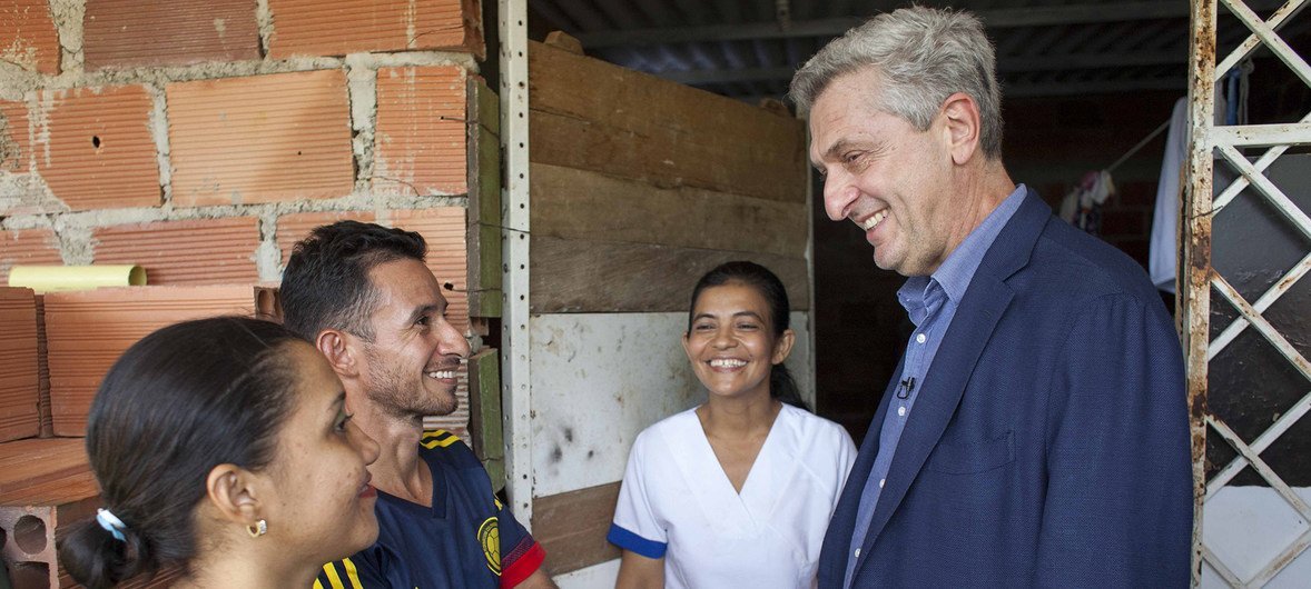 El Alto Comisionado para los Refugiados, Filippo Grandi, visita una familia de venezolanos en la comunidad Manuel Beltrán Las Delicias, en Cúcuta, que han sido acogidos por familias colombianas desplazadas.