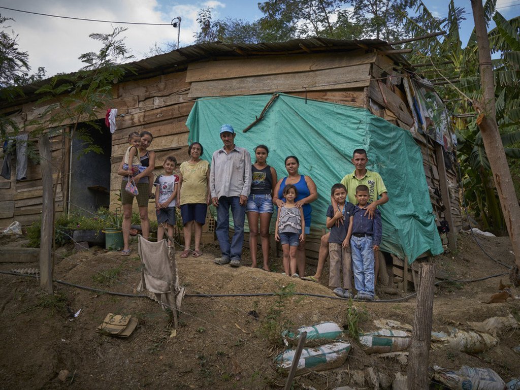 Une famille de Vénézuéliens devant leur maison de bois dans la ville de Cúcuta, en Colombie.