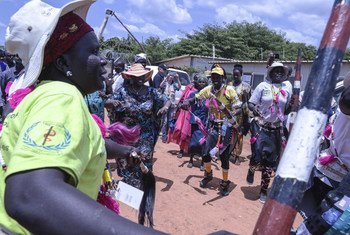 Une délégation de hauts responsables des Nations Unies et de l'Union africaine est accueillie par des danseurs à Bentiu, dans le nord du Soudan du Sud le 8 octobre 2018.