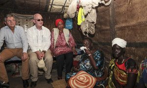 Une délégation de l'ONU et l'Union africaine, incluant Jean-Pierre Lacroix (maintien de la paix) et Phumzile Mlambo-Ngcuka (ONU Femmes) lors d'une visite d'un site de protection des civils à Bentiu, au Soudan du Sud.