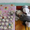 Trabalhadora humanitária prepara refeição para crianças financiada pelo PMA em Hwanghae Sul, na Coreia do Norte. 