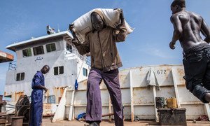 Food supplies provided by WFP are offloaded from a river barge onto trucks for distribution in Malakal town, South Sudan.