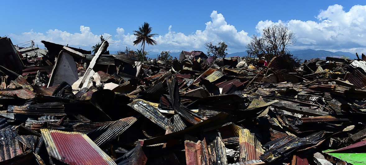 Des voitures et des maisons endommagées dans l'île de Sulawesi, en Indonésie, à la suite du séisme et du tsunami qui a frappé le 28 septembre 2018.
