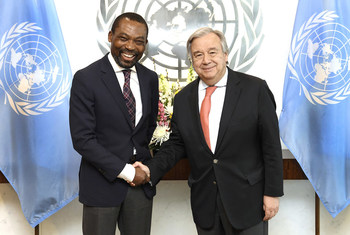 الأمين العام للأمم المتحدة أنطونيو غوتيريش(يمين) خلال لقائه رئيس المحكمة الجنائية الدولية، القاضي شيلي إيبوي-أوسوجي في نيويورك.
