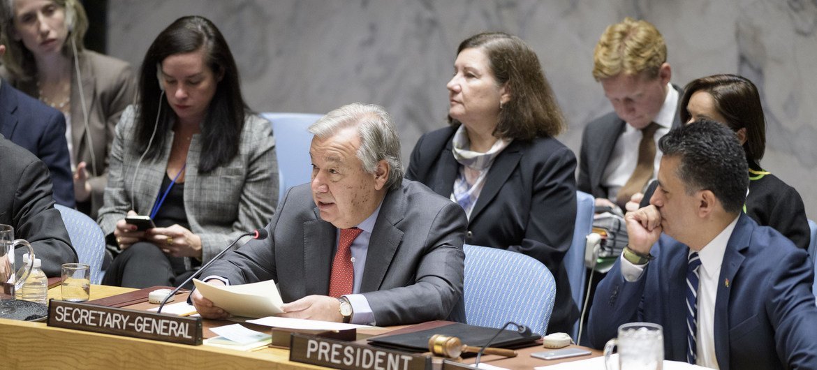Le Secrétaire général, António Guterres (centre) informe le Conseil de sécurité sur la question des femmes, la paix et la sécurité 