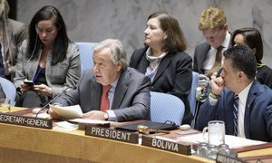 Le Secrétaire général, António Guterres (centre) informe le Conseil de sécurité sur la question des femmes, la paix et la sécurité 