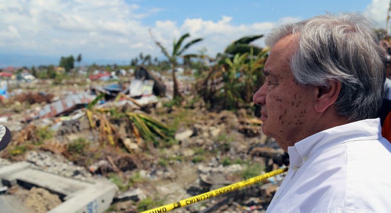 El Secretario General, António Guterres, inspecciona los destrozos causados por el terremoto en Palu, Indonesia. 