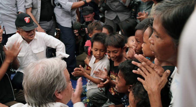 Дети в Палу, Индонезия, изъявили желание спеть для Генсека ООН Антониу Гутерриша.  12 октября он посетил районы Индонезии, пострадавшие от землетрясения и цунами.    