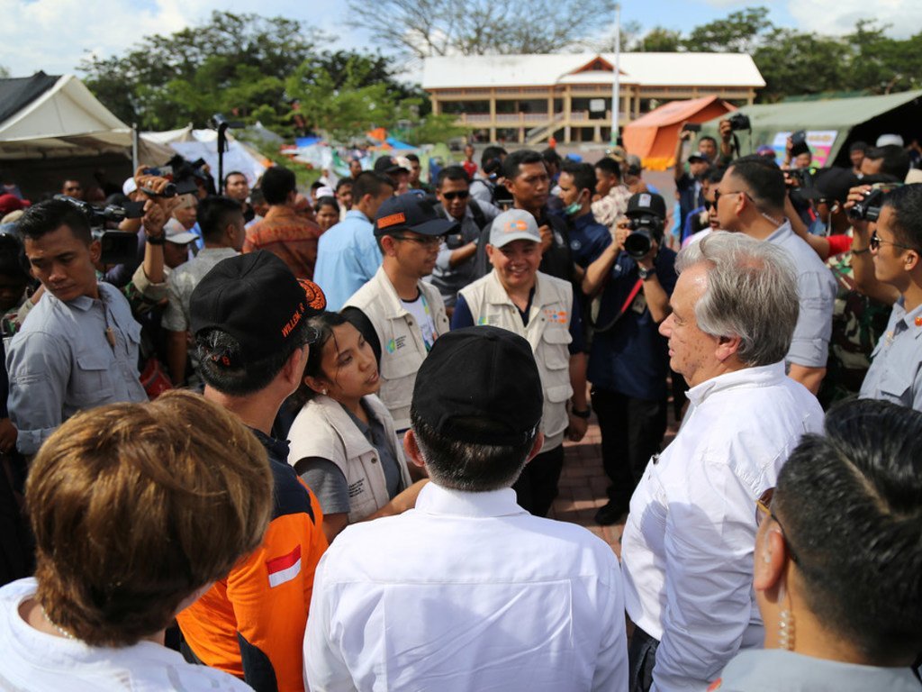 古特雷斯秘书长访问印度尼西亚苏拉威西岛帕卢市的一处国内流离失所者营地。国家非政府组织和人口基金正在营地提供服务。