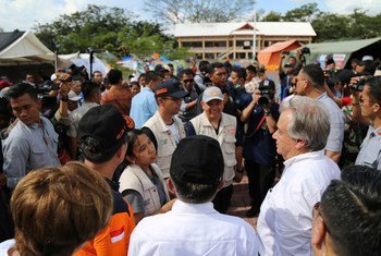 古特雷斯秘书长访问印度尼西亚苏拉威西岛帕卢市的一处国内流离失所者营地。国家非政府组织和人口基金正在营地提供服务。